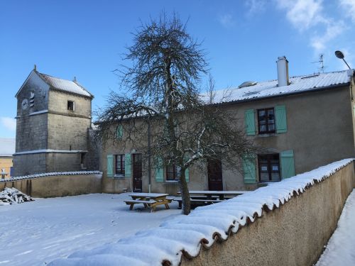 L'glise et la mairie de Frmerville-sous-les-Ctes sous la neige et les nuages