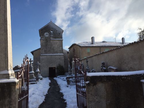 L'glise de Frmerville-sous-les-Ctes sous la neige et le ciel bleu