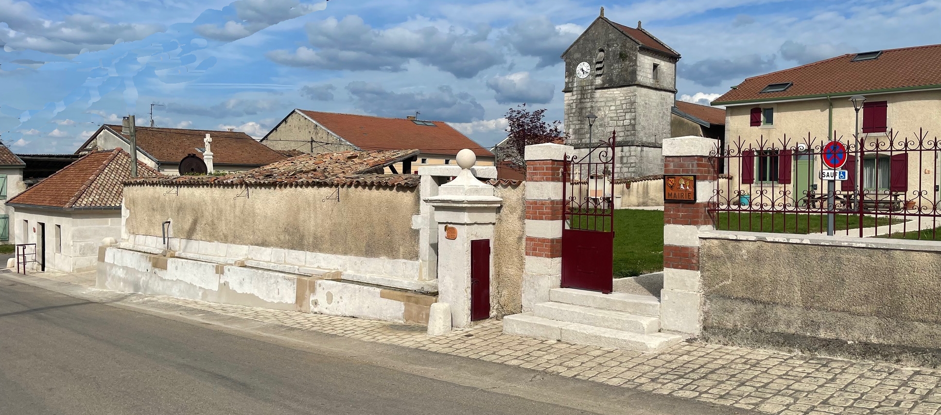 La fontaine de la mairie  Frmerville-sous-les-Ctes